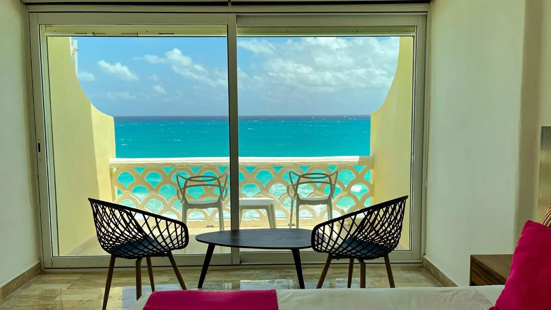 Beachside Apartments Cancún